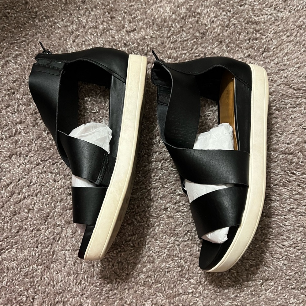 Women’s Universal Thread Platform Black Sandals - image 3